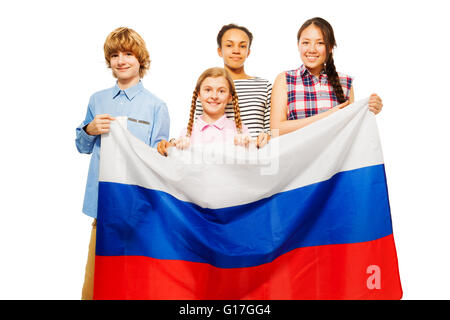 Vier Kinder im Teenageralter mit Flagge der Russischen Föderation Stockfoto