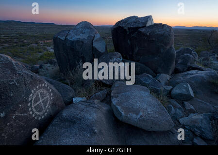 Indianische Petroglyphen bei Dämmerung, drei Flüsse Petroglyph Site, New Mexico. Stockfoto