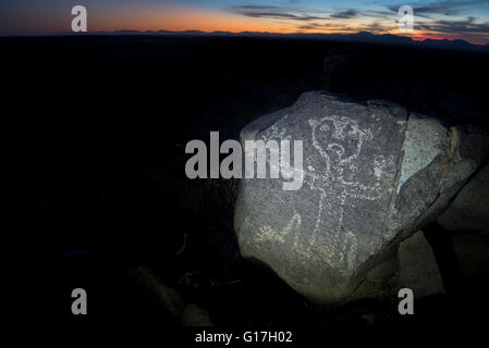 Indianische Petroglyphen bei Dämmerung, drei Flüsse Petroglyph Site, New Mexico. Stockfoto