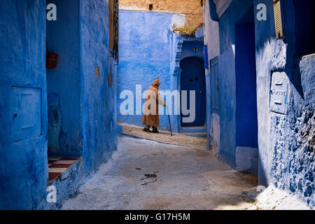 Chefchaouen, Marokko - 10. April 2016: Ein Alter Mann zu Fuß in einer Straße von der Stadt Chefchaouen in Marokko. Stockfoto