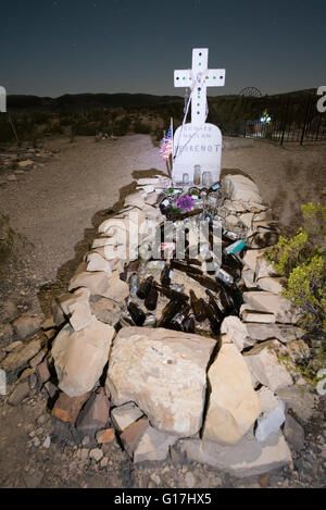 Grab auf dem Terlingua Geisterstadt Friedhof in der Nacht, West Texas. Stockfoto