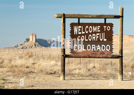 Herzlich Willkommen Sie in Colorado Zeichen auf Highway 160 im südwestlichen Colorado.  Chimney Rock ist im Hintergrund. Stockfoto