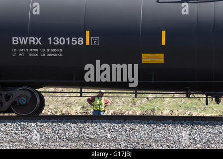 Eisenbahner beobachten Öl Kesselwagen in Salt Lake City in Utah. Stockfoto