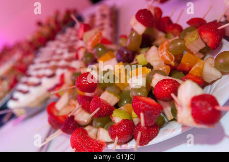 Schalen mit frischem Obst und Gemüse catering bereit für Bankett Stockfoto