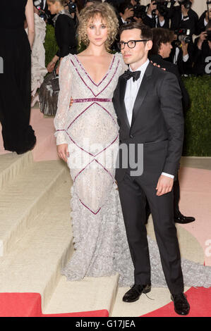 New York City, USA - 2. Mai 2016: Schauspielerin Juno Temple besucht die 2016 Met Gala Stockfoto