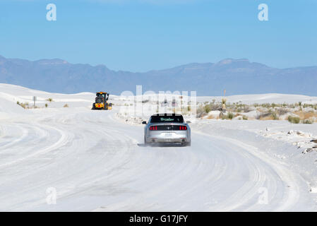 National Park Service Road Grader löschen Sand von der Straße in White Sands National Monument, New Mexico. Stockfoto