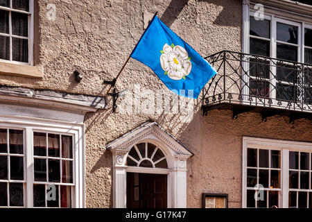 Gebäude in der Hauptstraße in Knaresborough, North Yorkshire, die weiße Rose-Flagge von Yorkshire, England, UK Stockfoto