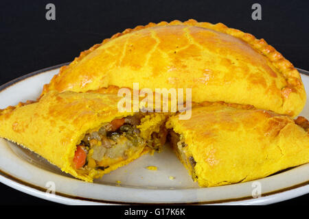 Gefüllt mit Cheddar-Käse, Zwiebel, Karotte, Schwede, Kartoffeln und Süßkartoffeln in Gebäck Fall halbieren vegetarische pastös. Stockfoto