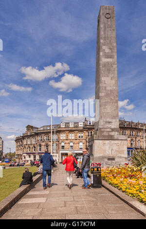 Gruppe von Menschen zu Fuß durch die Gärten im Zentrum von Harrogate, North Yorkshire, England, UK Stockfoto