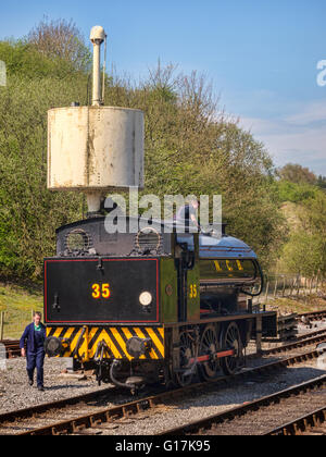 0-6-0 Tenderlok "Sparmaßnahmen" Sattel nimmt auf dem Wasser an der Bolton Abbey-Station. Yorkshire Dales National Park, North Yorkshire, Stockfoto