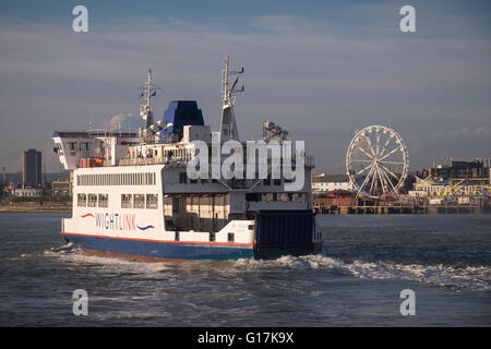 Die Wightlink Autofähre, St. Cecilia, Clarence Pier vorbei, als sie Portsmouth Harbour betritt. Stockfoto