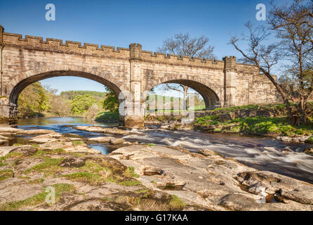 Aquädukt über dem Fluss Wharfe, Bolton Abbey Estate, Yorkshire Dales National Park, North Yorkshire, England, Großbritannien Stockfoto