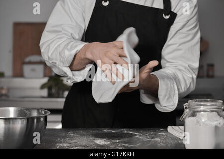 Koch Kochen Pizza in der Küche mit Händen Stockfoto