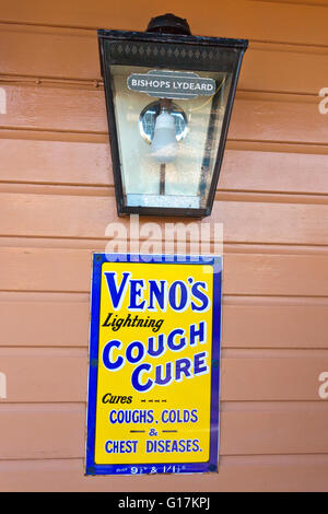 Ein Vintage Emailleschild für Veno Husten Heilmittel bei Bishops Lydeard Station auf der West Somerset Railway, England, UK Stockfoto