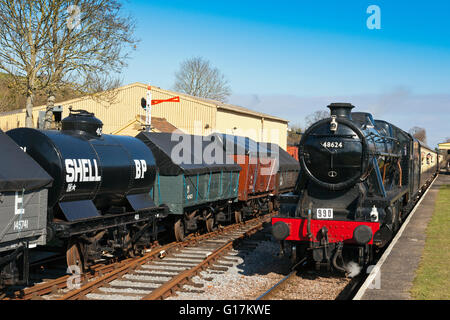 West Somerset Railway 2016 Spring Gala Ex-BR 8F 48624 Ankunft am Midford Bahnhof (umbenannt in Washford) mit einem Zug Minehead Stockfoto