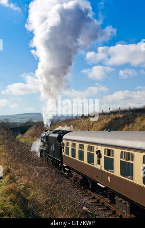 Ex-BR-8F West Somerset Railway 2016 Spring Gala 48624 verlassen Midford Bahnhof (umbenannt in Washford) mit einem Zug Minehead Stockfoto