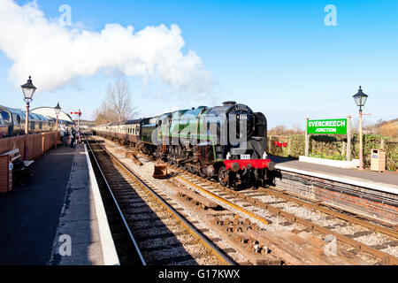 West Somerset Railway 2016 Spring Gala Ex-BR 9F 92214 Weitergabe Evercreech Junction (umbenannt in Williton) mit The Pines Express Stockfoto