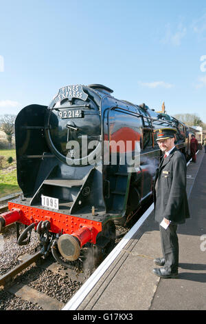 West Somerset Railway 2016 Spring Gala Ex-BR 9F 92214 bei Bishops Lydeard mit Pinien zum Ausdruck bringen Stockfoto