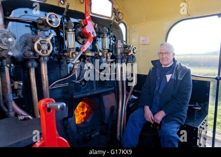 Treiber Merv Hebditch auf der Fußplatte ein Ex-S & D Fracht Lokomotive 53808 auf der West Somerset Railway, England, UK Stockfoto