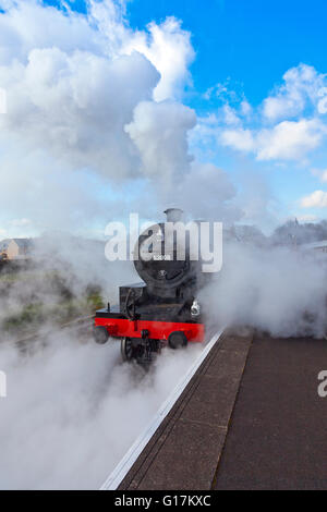 Dampf und Rauch fährt als Ex-Somerset & Dorset Dampf Lok 53808 Bishops Lydeard Station auf West Somerset Railway, England, UK Stockfoto