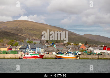 Blick von Dingle Bay auf St. Marien Kirche in Dingle Stadt, Halbinsel Dingle, County Kerry, Munster Provinz, Republik von Irland. Stockfoto