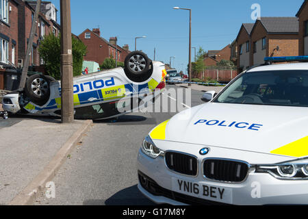 Ein Polizeiauto ruht auf ihr Dach nach einer RTA Carlton unterwegs in Barnsley, South Yorkshire Stockfoto