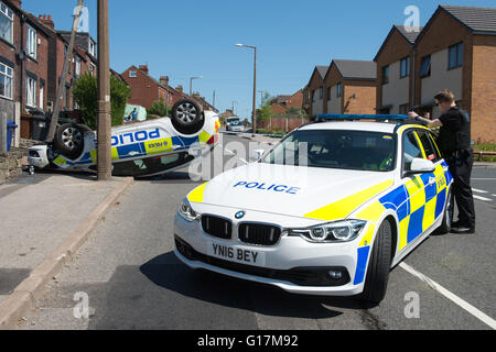 Ein Polizeiauto ruht auf ihr Dach nach einer RTA Carlton unterwegs in Barnsley, South Yorkshire Stockfoto