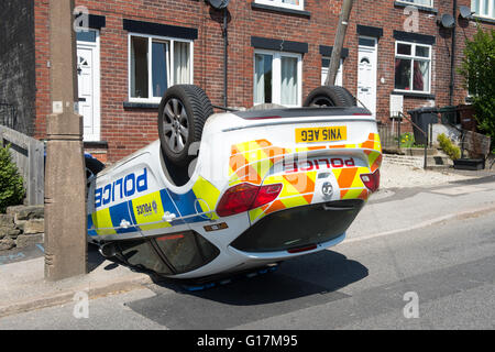 Ein Polizeiauto ruht auf ihr Dach nach einer RTA Carlton unterwegs in Barnsley, South Yorkshire Stockfoto