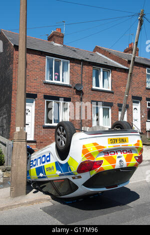 Ein Polizeiauto ruht auf ihr Dach nach einer RTA Carlton unterwegs in Barnsley, South Yorkshire Stockfoto