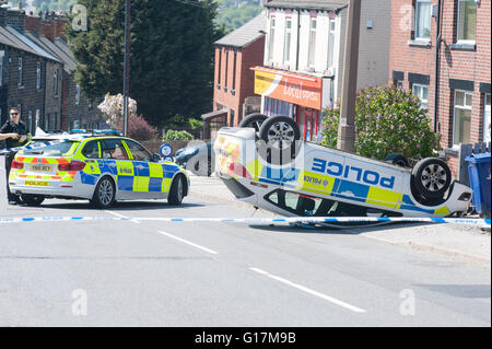 Ein Polizeiauto ruht auf ihr Dach nach einer RTA Carlton unterwegs in Barnsley, South Yorkshire Stockfoto