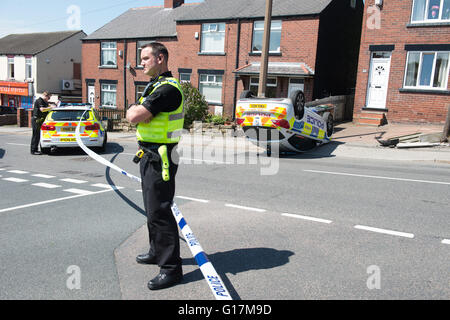 Ein Polizeiauto ruht auf ihr Dach nach einer RTA Carlton unterwegs in Barnsley, South Yorkshire Stockfoto