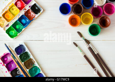 Kunst der Malerei. Satz Gemälde: Pinsel, Farben, Buntstifte, Aquarell, Acryl Farbe auf weißem Hintergrund aus Holz Stockfoto