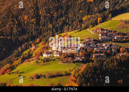 Kleinstadt, Dolomiten, Italien, vom Hubschrauber Stockfoto