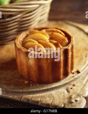 Pork Pie garniert mit Birne, auf hölzernen Schneidebrett, Nahaufnahme Stockfoto