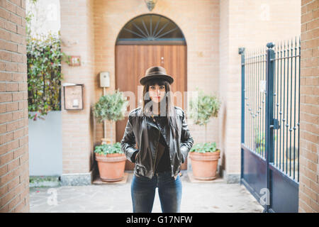 Junge Frau im Innenhof Stockfoto