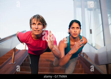Zwei Frauen, training, balancieren auf einem Bein auf Treppe Stockfoto