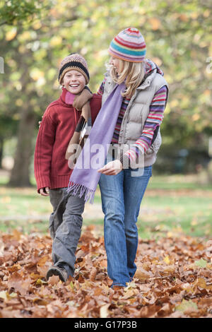 Mutter und Sohn gemeinsam durch den Park gehen, Lächeln Stockfoto