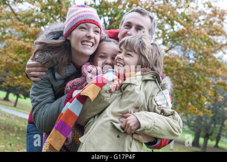 Familie herumalbern im Park, lachen Stockfoto