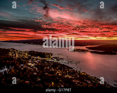 Erhöhten Blick auf Sonnenuntergang über der Stadt von Drobak, Norwegen Stockfoto