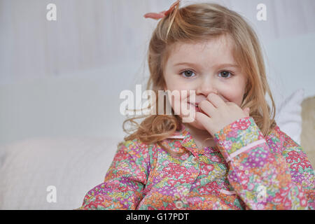 Mädchen im Schlafanzug Stockfoto