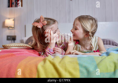 Mädchen auf dem Bett liegend Stockfoto