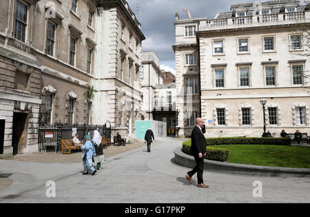 Passanten im inneren Hof des St Barts Hospital in West Smithfield London UK KATHY DEWITT Stockfoto