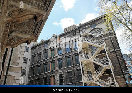 Außenansicht des Gebäudes unter Renovierung in St. Barts Hospital London UK KATHY DEWITT Stockfoto