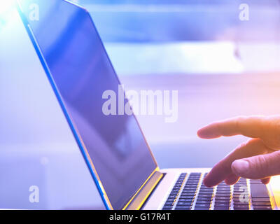 Mann, arbeitet an einem Laptopcomputer an seinem Schreibtisch Stockfoto