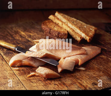 Geräucherter Lachs mit Scheiben Vollkorn Toast auf Holztisch Stockfoto