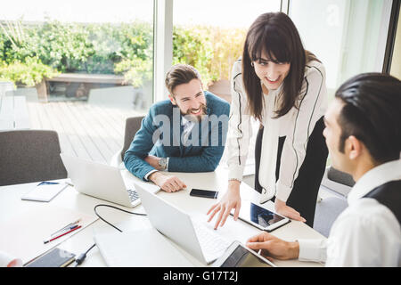 Junge Geschäftsfrau, Team am Konferenztisch zu erklären Stockfoto