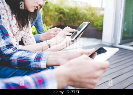 Schuss von Designern, die mit digitalen Tabletten auf Büro Dachterrasse beschnitten Stockfoto