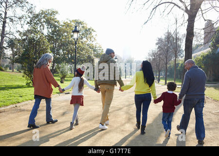 Rückansicht des Multi-Generationen-Familie Wandern im park Stockfoto