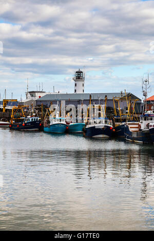 Allgemeine Ansicht der Innenhafen von Scarborough mit Leuchtturm im Hintergrund Stockfoto