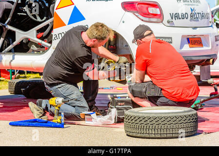 Emmaboda, Schweden - 7. Mai 2016: 41. Süd Schweden-Rallye in Service-Depot. Mannschaft arbeitet an hintere Bremsscheibe auf einem weißen Citroen Ds Stockfoto